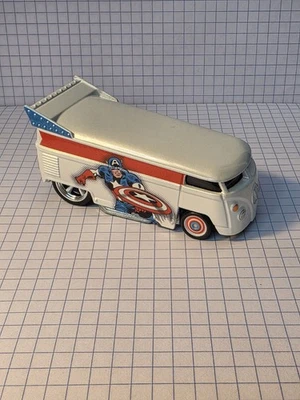 Autobús de arrastre Hot Wheels Premium Volkswagen T1 Marvel Capitán América Foto 1 de 4
