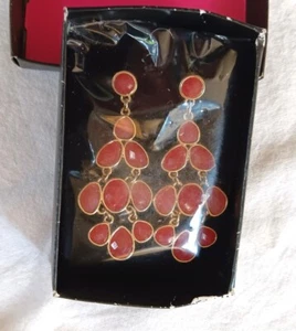 Orecchini Avon audaci lampadario sfaccettato colore corallo traforato nuovi con scatola vintage - Foto 1 di 4