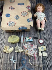 "Muñeco bebé vintage Eugene 13"" con estuche de transporte original y accesorios" - Imagen 1 de 20