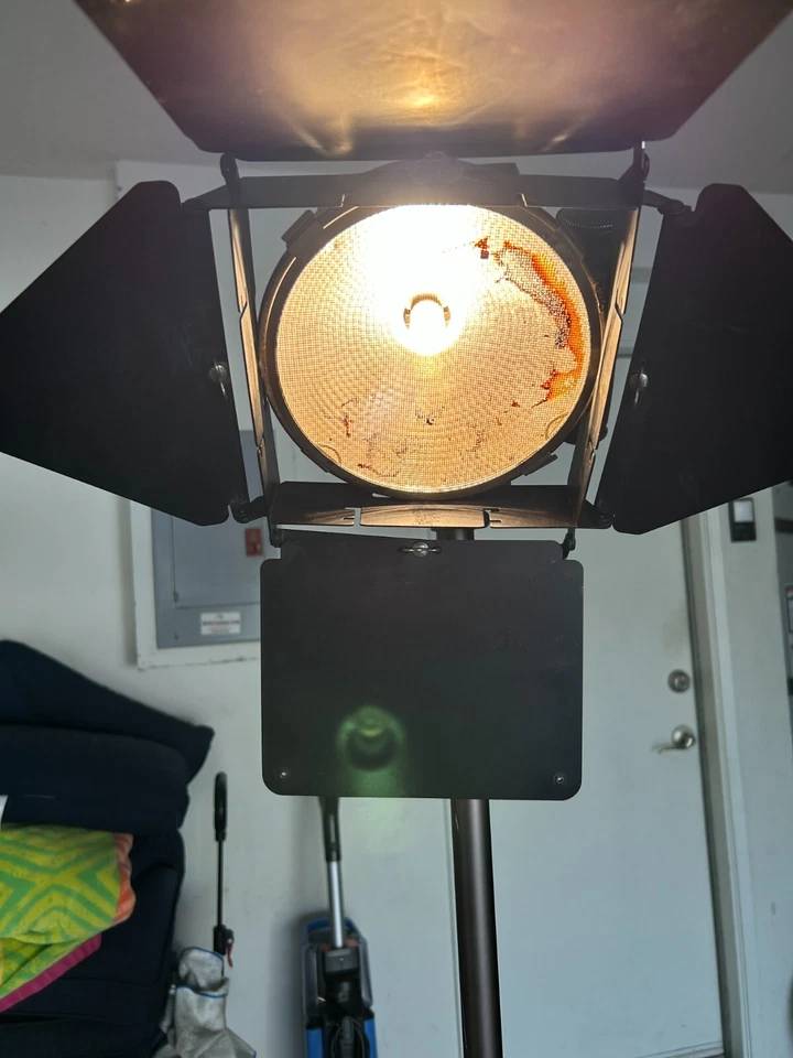 Lowel DP 1000W Continuous Tungsten Focus Flood Spotlight W/ POWER CABLE W/ Stand - Image 1 of 4