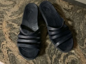 Crocs Azul Marino Rhonda Tiras Deslizables Cómodas Cuña Sandalias Mujer 9 - Imagen 1 de 2
