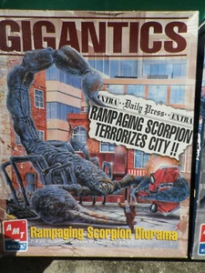 AMT GIGANTICS Rampaging Scorpion Diorama zusammengebaut und bemalt mit Personen, Autos - Bild 1 von 5