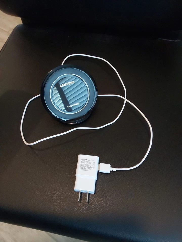 Cargador Samsung Fast Charge Qi Wireless Charging Pad EP-NG930 con cable y enchufe Foto 1 de 4