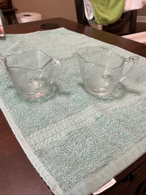 Juego de azúcar y crema de vidrio con detalle de flores grabadas Foto 1 de 4