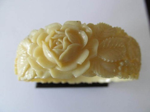 OFF WHITE BRACCIALE BRACCIALETTO PLASTICA CELLULOIDE FLOREALE CREATO TONI BIANCHI LARGHI VINTAGE