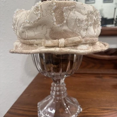 Sombrero Cloche Vintage Beige y Rosa Brocaide con Cuentas Foto 1 de 4