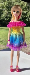 Barbie große Puppe mit blonden Haaren 28 Zoll groß Regenbogenkleid - Bild 1 von 5