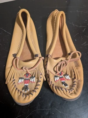 Mocasines Minnetonka para mujer de cuero marrón suave Thunderbird con cuentas talla 8 Foto 1 de 3