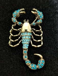 SKORPION FUNKELNDE BROSCHE ANSTECKNADEL AUSGEFALLENES STATEMENT STÜCK BLAU GOLDFARBEN - Bild 1 von 3