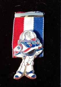 Disney Shopping Buzz Lightyear Ribbon Flag Medal LE Toy Story Pixar Pin - Imagen 1 de 1