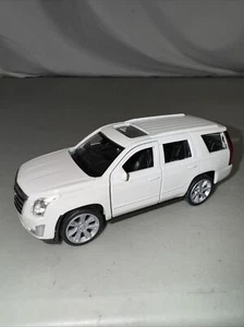 1/45 Scale 2017 Cadillac Escalade Diecast Model Luxury SUV - Welly 43751 White - Picture 1 of 9