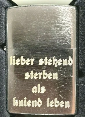 Zippo LIEBER STEHEND STERBEN ALS KNIEND LEBEN   mit oder ohne Geschenk-Etui - Bild 1 von 3