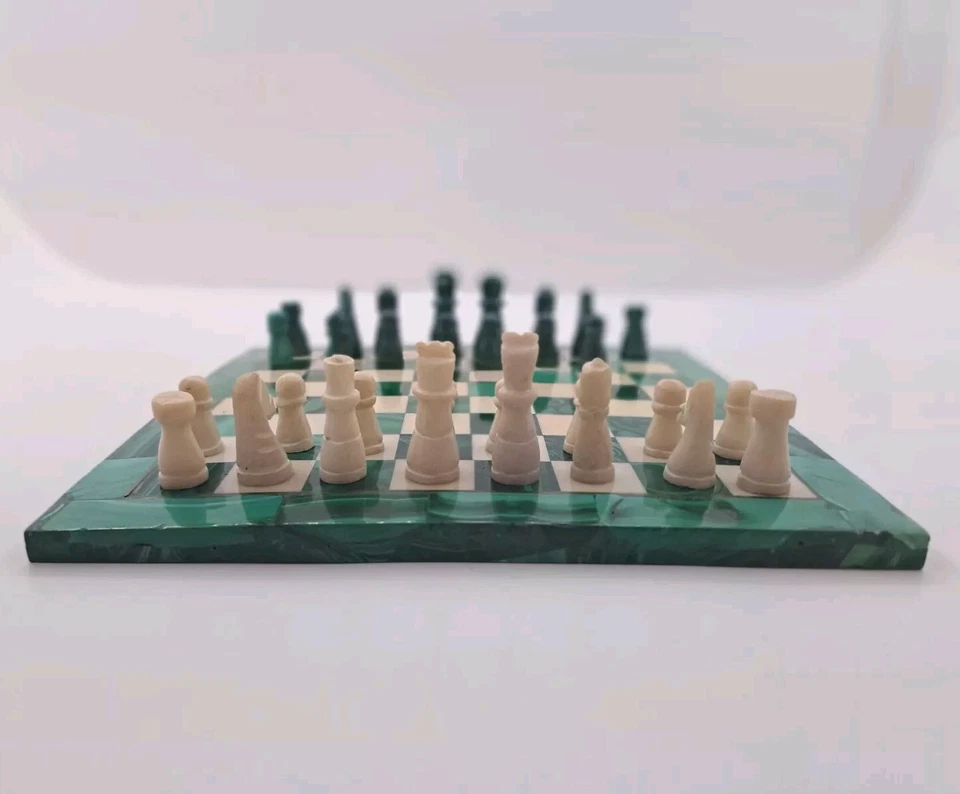 Tablero de ajedrez con incrustaciones de malaquita de mármol hecho a mano Foto 1 de 4