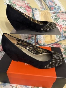 NIB black suede wedge dressy shoes women's size 7.5 gold studded toe shoes GUESS - Picture 1 of 7