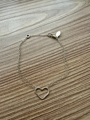 Pulsera hecha a mano con dije de corazón rústico relleno de oro rosa materiales reciclados Foto 1 de 4