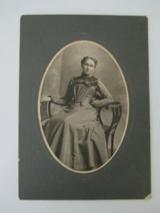 ANTIQUE CABINET PHOTO PORTRAIT OF SEATED BEAUTIFUL Victorian YOUNG WOMAN   - Picture 1 of 3