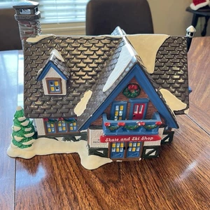 DEPT 56 Original Snow Village "Skate and Ski Shop" ohne Karton Vintage 1994 LESEN - Bild 1 von 14