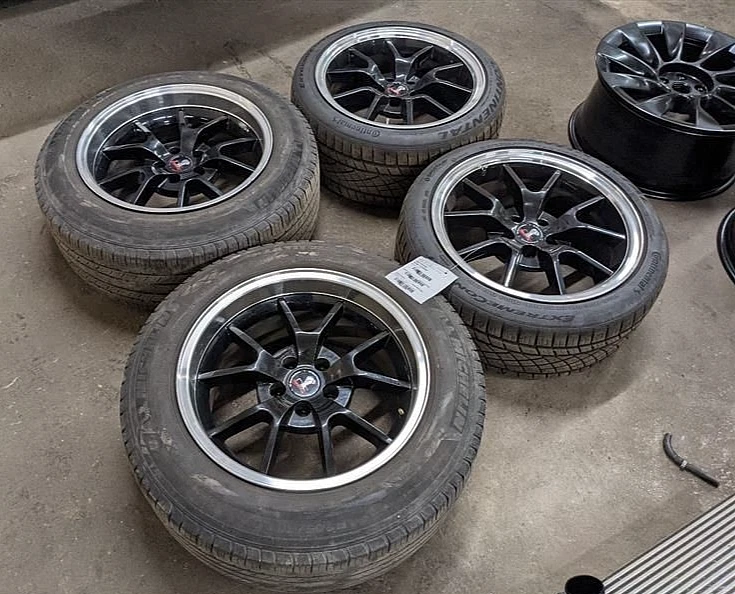 Rueda Ford Mustang 1994-2004 usada OEM 17x8, (GT, 5 radios), tuercas expuestas Foto 1 de 4