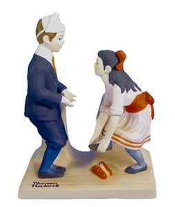 Vintage The 12 Norman Rockwell Figuren von Danbury Mint 1980 "First Dance". Sehr guter Zustand - Bild 1 von 7