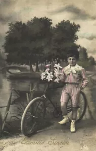 Un niño con una bicicleta - Ciclismo - Foto antigua postal años 1900 4 - Imagen 1 de 2