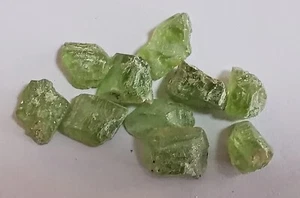 Peridot: 10 Rohsteine 9-13mm - grün - durchscheinend - zus. 54 carat - Bild 1 von 4