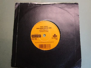 Tom Jones Green green grass of home It's Not Unusual 7" Hit Record - Picture 1 of 1