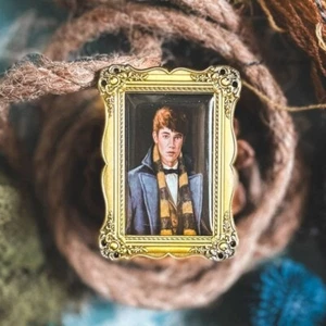 Wizarding Trunk Harry Potter Creature Collector Newt Scamander Portrait Pin - Picture 1 of 2
