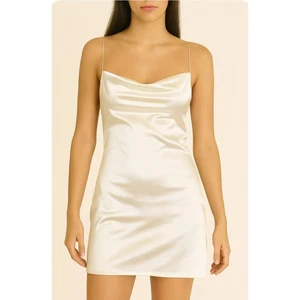 Vestido sin tirantes marca Zaful blanco satinado mini correas de espagueti talla pequeña abertura en el muslo mini - Imagen 1 de 12