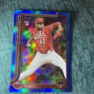2025 Topps Update #US102 Luis Mey Blue Rainbow Foil Parallel - Rookie Logo - Reds - Bild 1 von 3