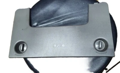 OEM 2002-2006 ACURA RSX - PAINEL DE FUSÍVEIS INTERIOR COM ACABAMENTO NO JOELHO - COR TITÂNIO - Imagem 1 de 3