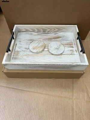 Bandeja de madera para servir con posavasos, blanca envejecida, rústica, con asas negras Foto 1 de 2