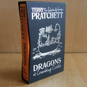 Dragons at Crumbling Castle and Other Stories by Terry Pratchett deluxe slipcase - Imagen 1 de 12