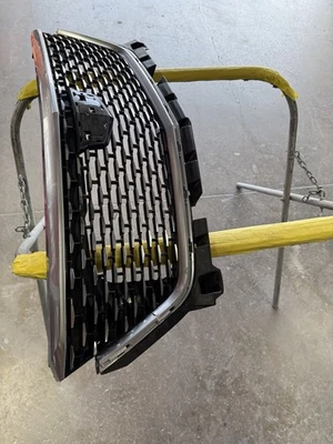 Cadillac XT6 2020-2025 montaje de rejilla deportiva OEM parrilla central delantera 84758562 Foto 1 de 4