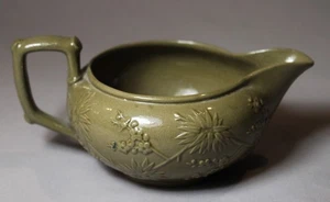 Mid-Victorian Wedgwood lasiert Drabware Milchkännchen geprägt mit Blumen & Beeren - Bild 1 von 5
