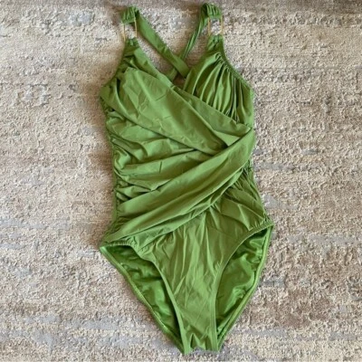 Traje de baño Spanx de una pieza drapeado verde aguacate lados acanalados estilo cruzado: 8 Foto 1 de 4