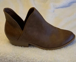 Universal Thread Brown Faux Leather Booties 8 1/2 Women’s Block Heel, Slip-on