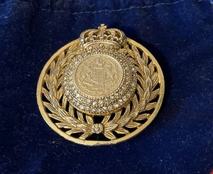 Broche corona cresta heráldica tono dorado firmado 2” MARLA BUCK - Imagen 1 de 6