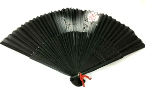 VENTILADOR PLEGABLE PORTÁTIL TELA NEGRA JAPONESA DE COLECCIÓN AÑOS 50 DISEÑO CRISANTEMO ROSA - Imagen 1 de 5