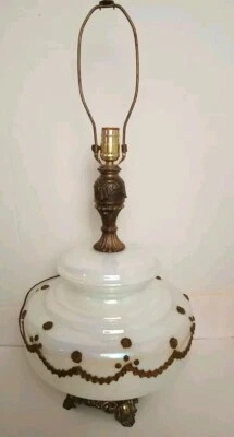 Lámpara de mesa rosetas y cinta aplicadas iridiscentes de mediados del siglo XX Foto 1 de 4