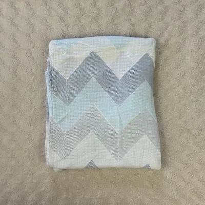 Aden + Anais 蓝色白色灰色雪佛龙婴儿襁褓毯粘胶竹锯齿 — 第 1/4 张图片