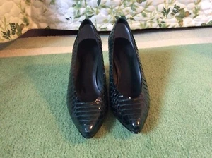 NWB Lord & Taylor Emerald Snake Skin Pumps Size 7AA - Picture 1 of 3