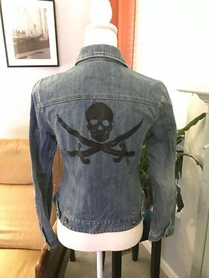 Chaqueta de mezclilla para mujer INC International Concepts Lt con detalle de calavera de cuero negro S Foto 1 de 4