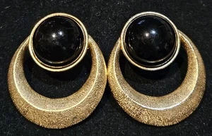 Vintage Trifari Ohrclips goldfarben gebürstet schwarzer Stein - Bild 1 von 3