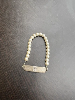 Pulseira elástica John Wind arte máxima assinada prata branca pérola falsa letra B - Imagem 1 de 4