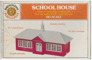Spur HO Schulhaus; Bachmann Plasticville Modellbausatz #2633 Neu in OVP versiegelt - Bild 1 von 3