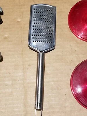 Rallador de queso WMF Cromargan de acero inoxidable apto para lavavajillas Foto 1 de 4