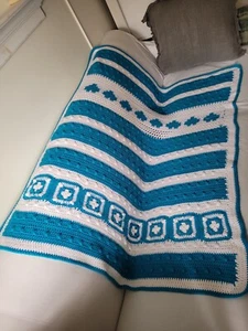 Boho Handarbeit blau/weiß Oma gehäkelt Afghan Überwurf 50x29 Knobby Textur - Bild 1 von 10