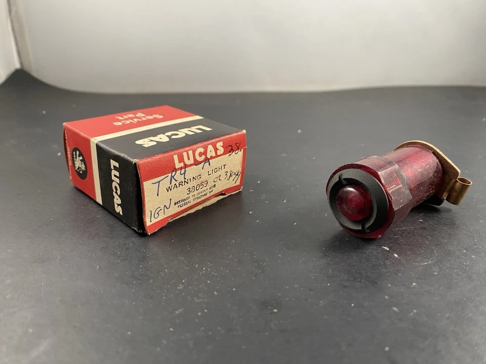 Luz de advertencia roja Triumph TR2, TR3, TR4, TR4A NOS Foto 1 de 4