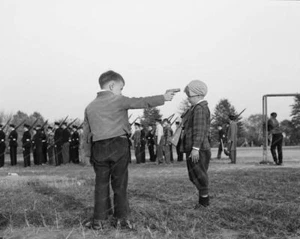 Kleiner Junge zeigt Spielzeugpistole auf kleines Mädchen 8x10 Nachdruck des alten Fotos - Bild 1 von 1