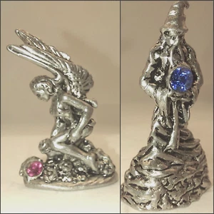 "Hada con alas de pluma y orbe + mago con figura de peltre azul ""cristal"" de CCI 1.25" - Imagen 1 de 7
